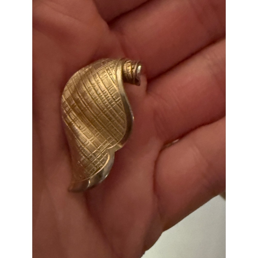 Giovanni Vintage Gold Tone Textured Clip On Earring Single Leaf Shell Design